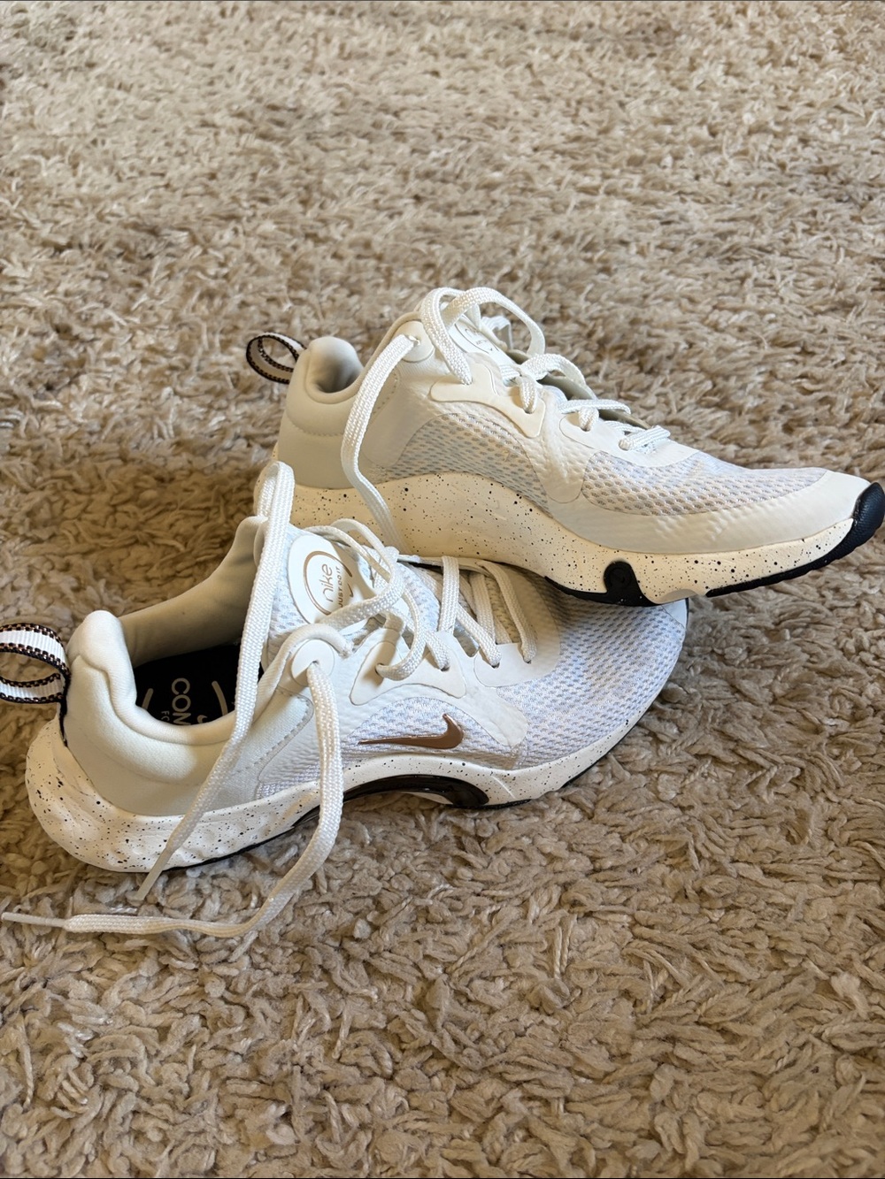 Nike Women’s White Mesh Athletic Sneakers with Metallic Gold Swoosh - Picture 7 of 8
